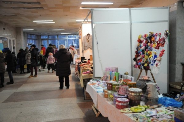 У Луцьку на благодійному ярмарку зібрали 8 тисяч для бійців. ФОТО