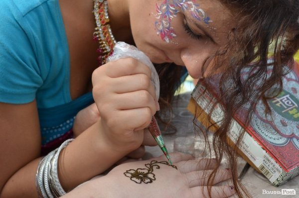 У центрі Луцька займалися йогою. ФОТО 