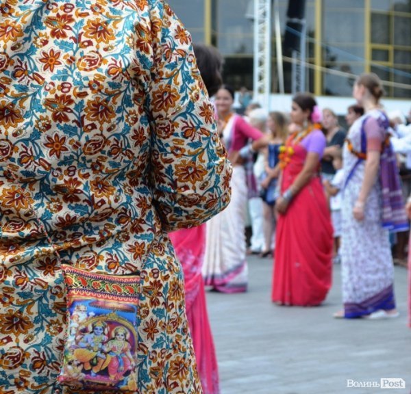У центрі Луцька займалися йогою. ФОТО 