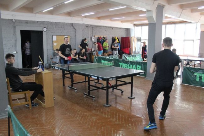 Працівники луцької мерії гралися в настільний теніс. ФОТО
