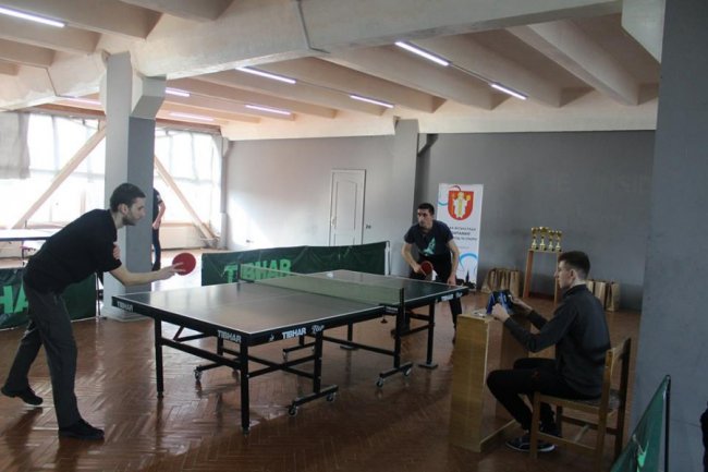 Працівники луцької мерії гралися в настільний теніс. ФОТО