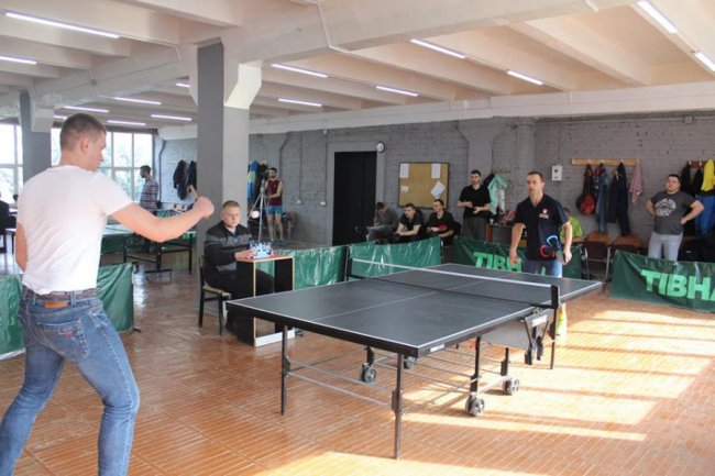 Працівники луцької мерії гралися в настільний теніс. ФОТО