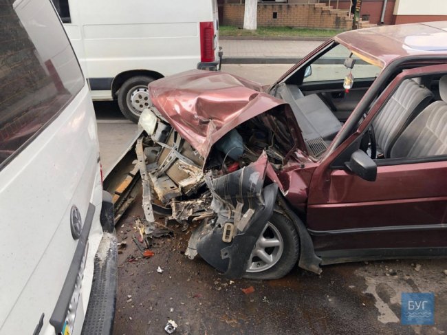 На Волині Volkswagen влетів у припаркований бус. ФОТО