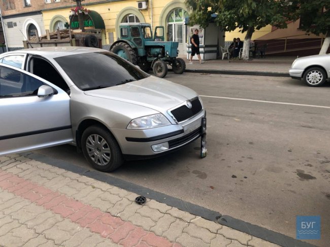 На Волині Volkswagen влетів у припаркований бус. ФОТО