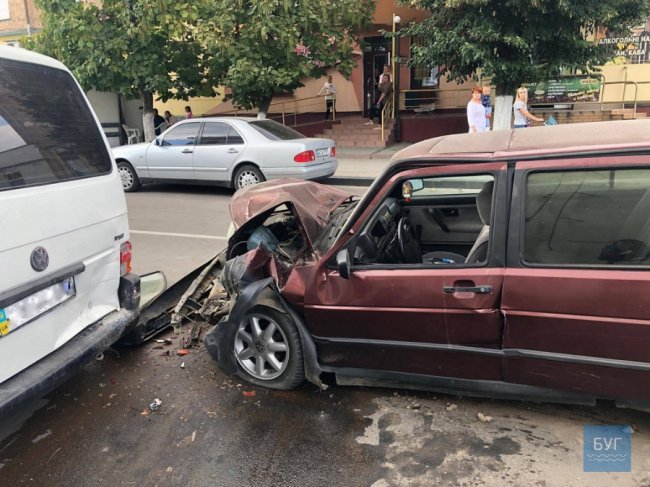 На Волині Volkswagen влетів у припаркований бус. ФОТО