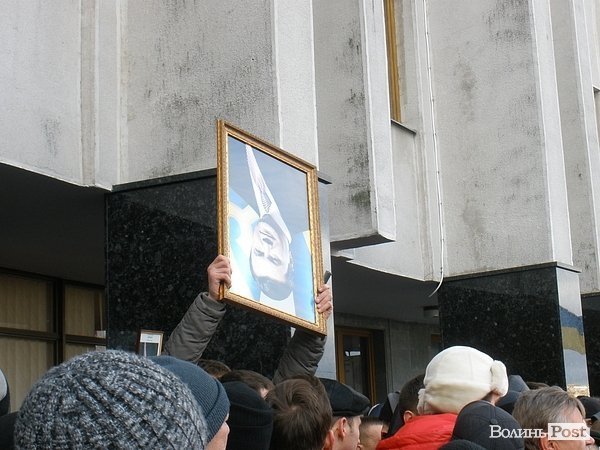 У Луцьку плювали в портрети Януковича. ФОТО