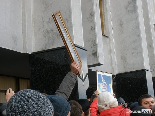 У Луцьку плювали в портрети Януковича. ФОТО