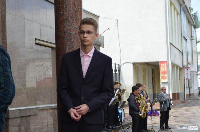 Кеди і стильні метелики: що одягнули луцькі випускники. ФОТО