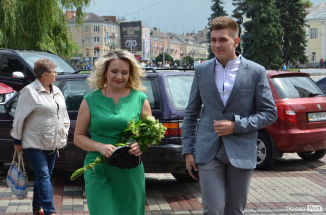 Кеди і стильні метелики: що одягнули луцькі випускники. ФОТО