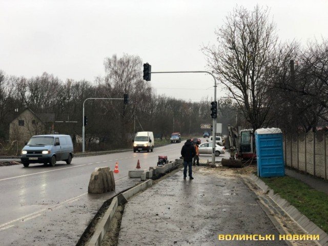 На автодорозі Луцьк-Рованці встановлюють світлофори. ФОТО