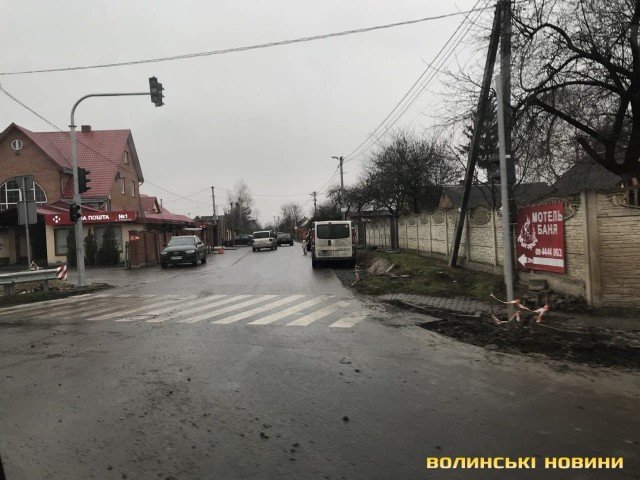 На автодорозі Луцьк-Рованці встановлюють світлофори. ФОТО