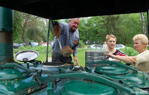 Як у Луцьку їли кашу і співали фронтових пісень