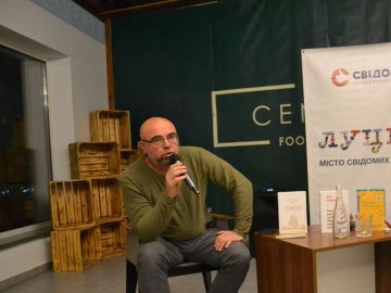 Власник відомого видавництва розповів лучанам про свою травму дитинства 