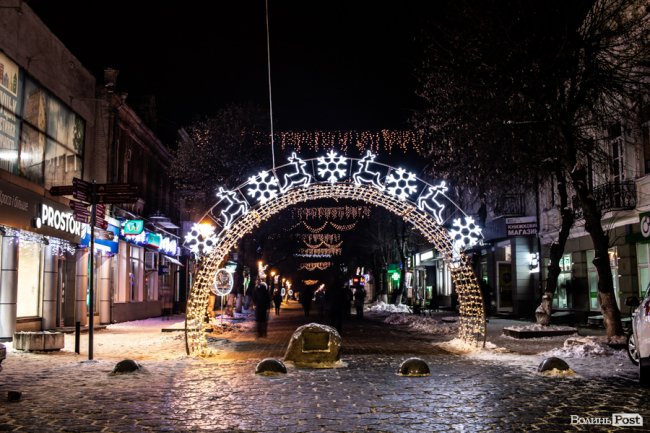 Святкові вогні вечірнього Луцька. ФОТО