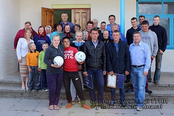 Поліцейські нагородили двох волинян дипломами за допомогу. ФОТО