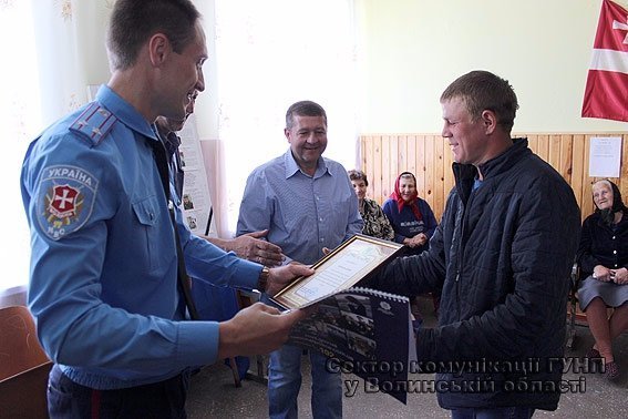 Поліцейські нагородили двох волинян дипломами за допомогу. ФОТО