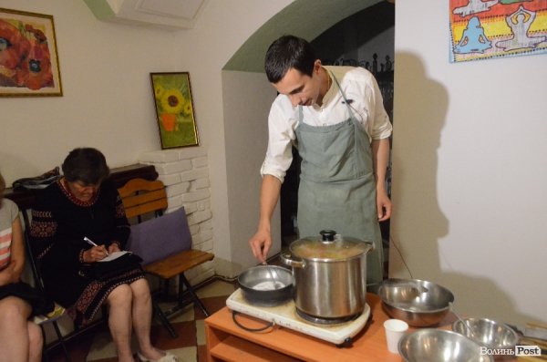 У Луцьку Любко Дереш готував ведичну їжу.ФОТО