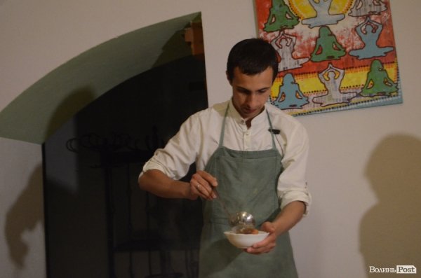 У Луцьку Любко Дереш готував ведичну їжу.ФОТО