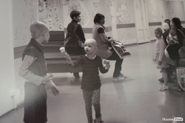 У Луцьку - виставка світлин про рак у дітей. ФОТО