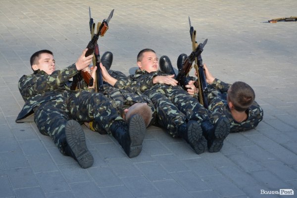 Ліцеїсти-першокурсики отримали погони та нове звання. ФОТО