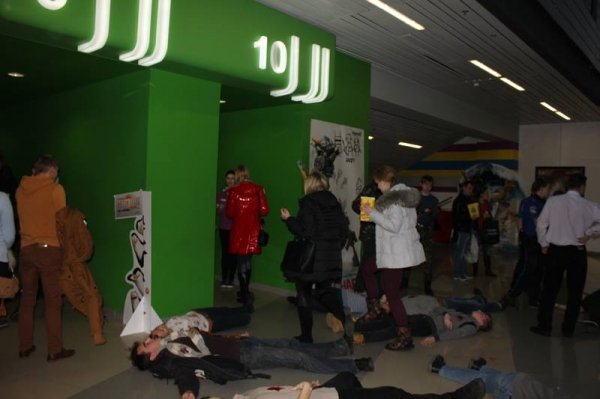 Активісти влаштували «кривавий» флешмоб перед показом російського фільму. ФОТО