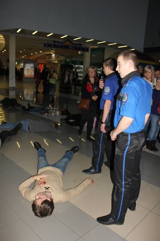 Активісти влаштували «кривавий» флешмоб перед показом російського фільму. ФОТО