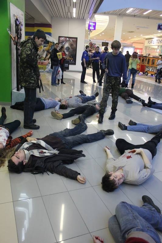Активісти влаштували «кривавий» флешмоб перед показом російського фільму. ФОТО