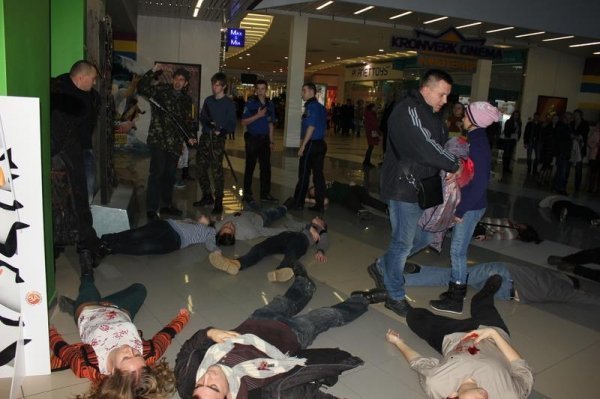 Активісти влаштували «кривавий» флешмоб перед показом російського фільму. ФОТО