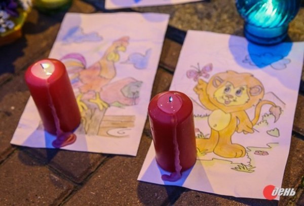 Біля посольства Нідерландів − понад тисяча українців. ФОТО