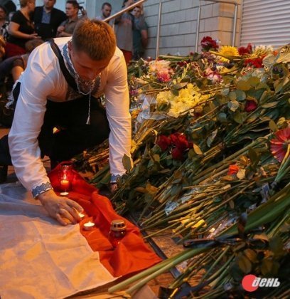 Біля посольства Нідерландів − понад тисяча українців. ФОТО