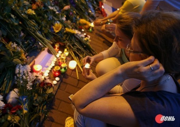 Біля посольства Нідерландів − понад тисяча українців. ФОТО