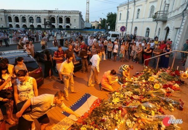 Біля посольства Нідерландів − понад тисяча українців. ФОТО