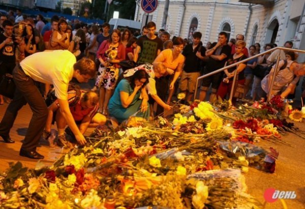 Біля посольства Нідерландів − понад тисяча українців. ФОТО