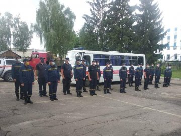 Волинські рятувальники повернулися з Прикарпаття, де допомагали людям, постраждалим від паводку