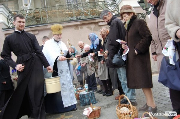 У Луцьку почали освячувати паску. ФОТО