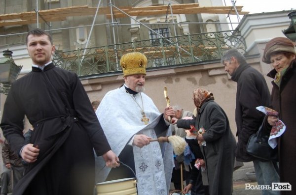 У Луцьку почали освячувати паску. ФОТО