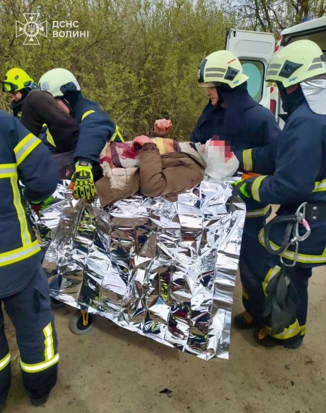 Під час аварії на Волині рятувальники деблокували водія автівки
