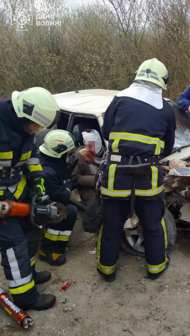 Під час аварії на Волині рятувальники деблокували водія автівки