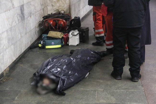 Раптово стало зле: у київському метро помер чоловік