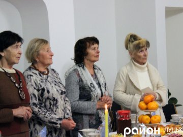 У Луцьку в передріздвяний вечір частували самотніх людей. ФОТО