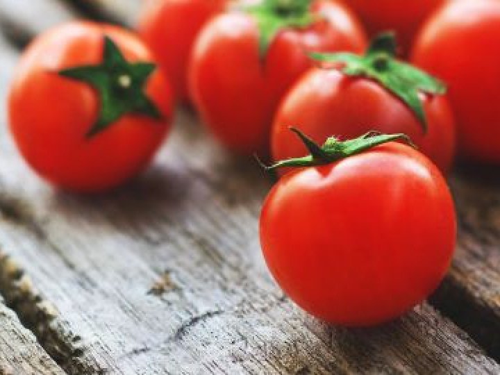 Свіжі огірки, томати та перші кабачки: скільки коштують ранні овочі на ринку в Луцьку