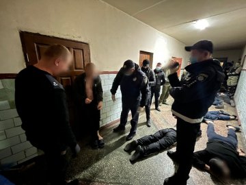 На Волині в'язні «кидали на гроші» людей. ФОТО