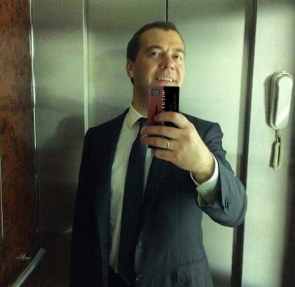 Інтернет сміється з селфі Медведєва. ФОТО