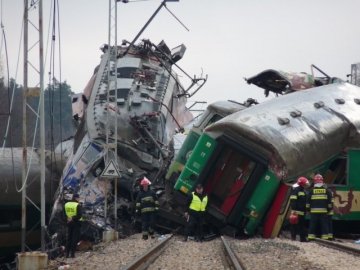 Катастрофа: два поїзди лоб в лоб зіткнулися у Польщі. Постраждали українці