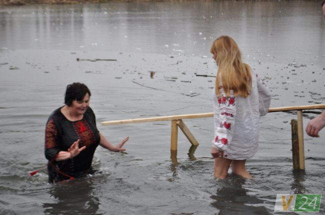 Під музику оркестру, з фотозоною та співами: як у Жидичині святкували Водохреще. ФОТО