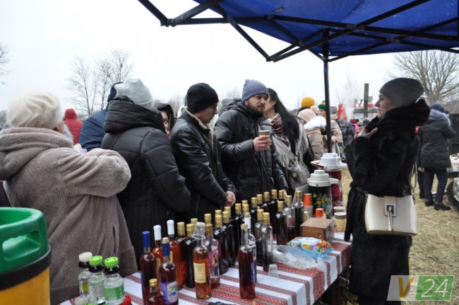 Під музику оркестру, з фотозоною та співами: як у Жидичині святкували Водохреще. ФОТО