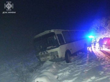 У Луцькому районі рейсовий автобус з пасажирами застряг у сніговому заметі
