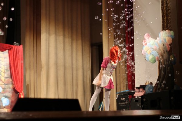 У Луцьку для дітей надували гігантські бульбашки. ФОТО