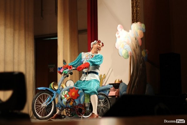 У Луцьку для дітей надували гігантські бульбашки. ФОТО