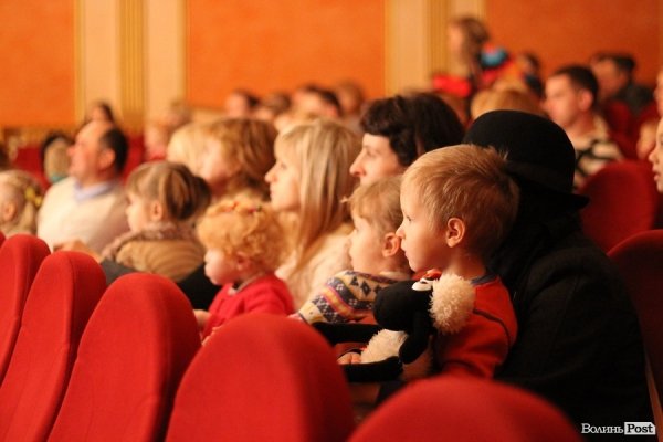 У Луцьку для дітей надували гігантські бульбашки. ФОТО